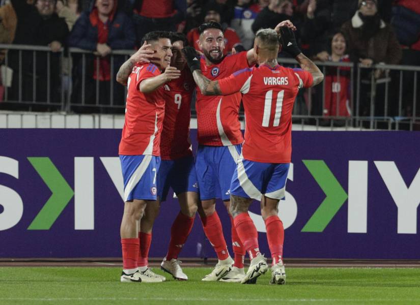 Víctor Dávila (2-i) de Chile celebra un gol este martes, en un partido amistoso internacional entre las selecciones de Chile y Paraguay