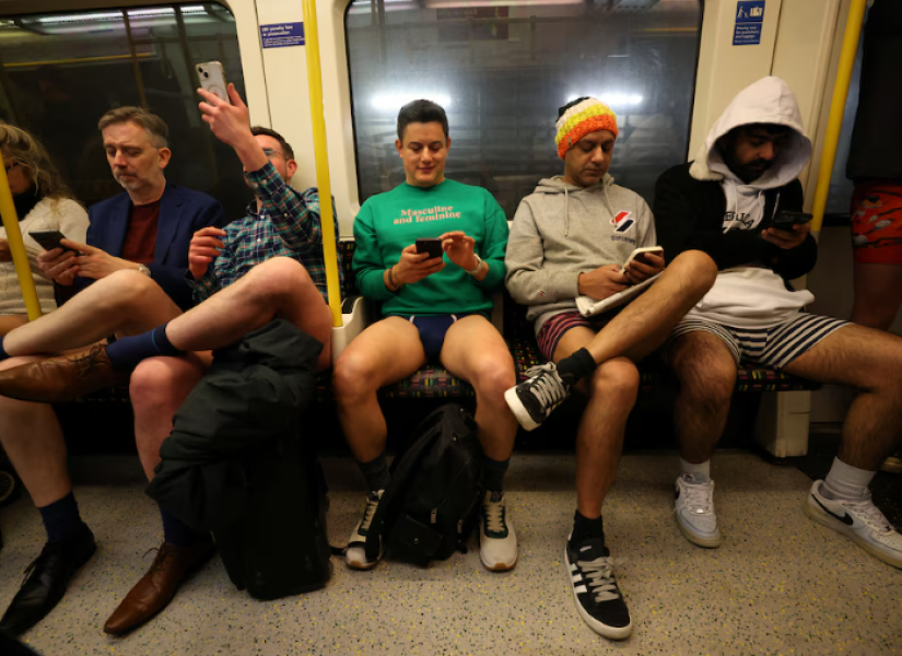 El pasado domingo 12 de enero de 2025, cientos de londinenses sorprendieron a los usuarios habituales del metro al participar en el “No Pants Tube Ride”.