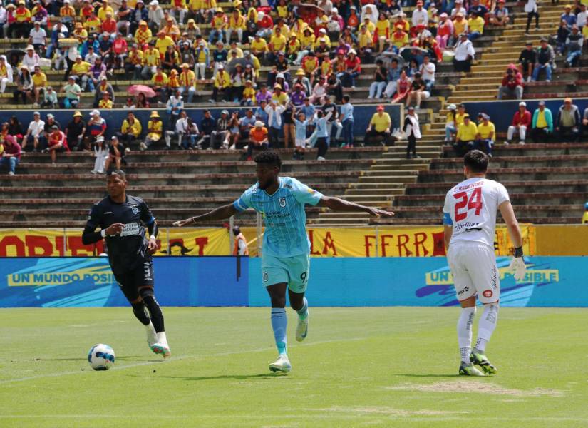 El delantero José Fajardo celebra uno de sus dos goles anotado a Aucas por la Liga Pro