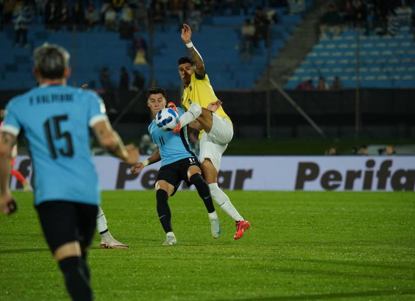 Piero Hincapié tuvo un importante rol en el empate entre Ecuador y Uruguay.