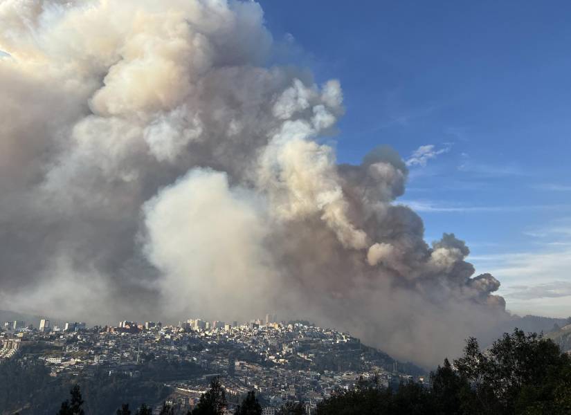 El humo cubre la capital por los incendios