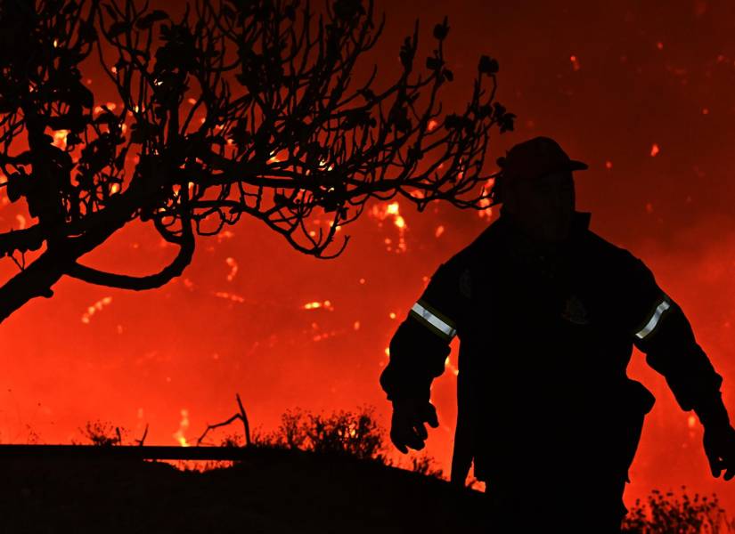 Bombero combatiendo el incendio forestal en Grecia