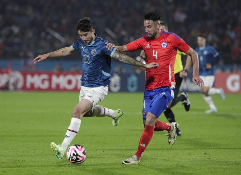 Mauricio Isla (d) de Chile disputa el balón con Mathías Villasanti de Paraguay este martes, en un partido amistoso internacional