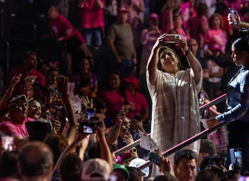 La candidata a la presidencia de México por la coalición “Fuerza y Corazón por México”, Xóchitl Gálvez, se toma una fotografía durante su cierre de campaña, este miércoles en la ciudad de Monterrey (México).