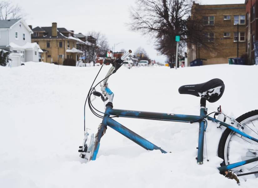 Una bicicleta clavada en la nieve en Buffalo, frontera con Canadá.