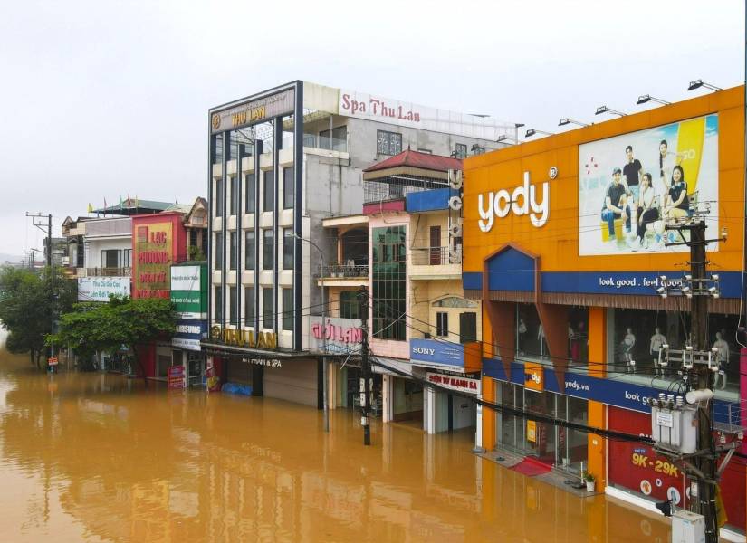 Una fotografía cedida por la Agencia de Noticias de Vietnam muestra la inundación en torno a los edificios en la ciudad de Yen Bai (Vietnam).