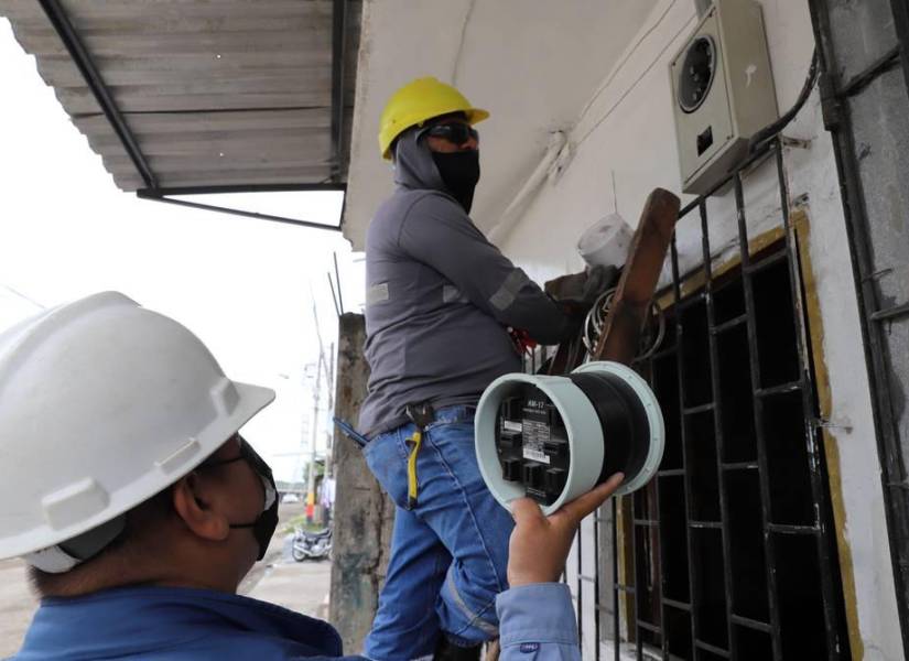 Trabajadores de CNEL realizan el cambio de un medidor en una imagen de archivo.