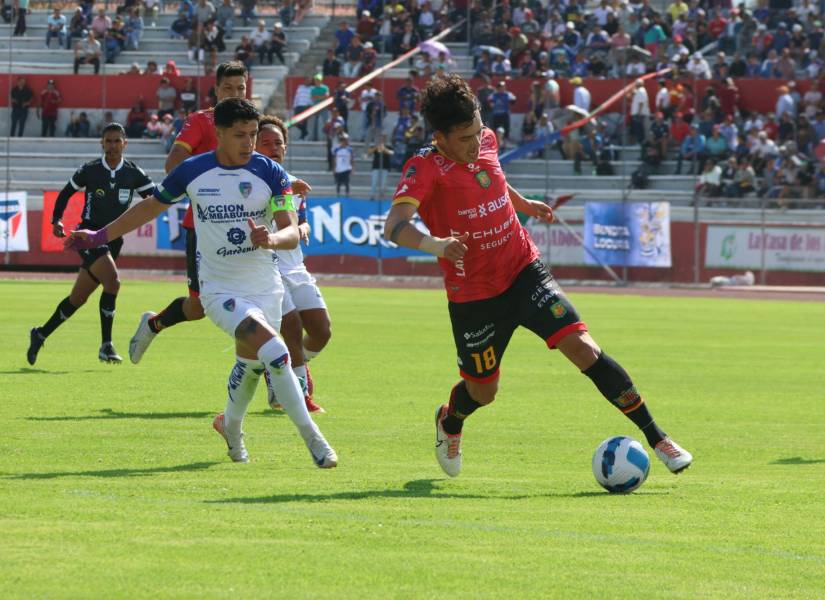 Jugadores de ambos clubes disputando el balón.