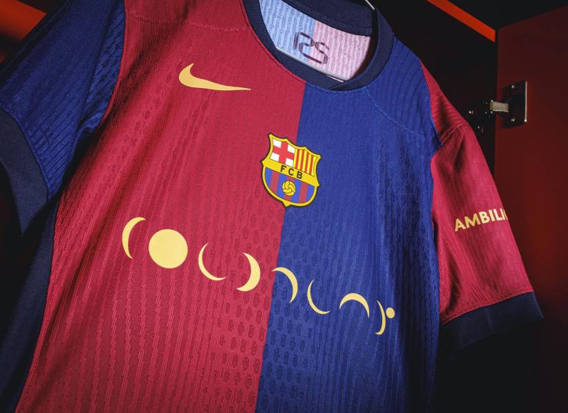 Detalle de la camiseta que el equipo masculino del FC Barcelona lucirá con el logotipo del grupo británico Coldplay en el partido del próximo 26 de octubre en el Bernabéu ante el Real Madrid