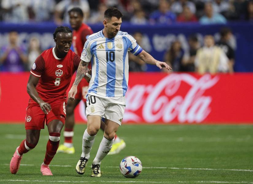 Lionel Messi conduce el balón en el partido ante Canadá por la Copa América 2024