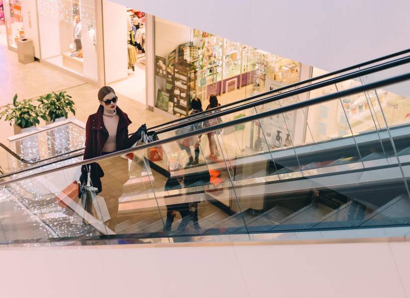 Imagen ilustrativa: Mujer de compras en centro comercial.