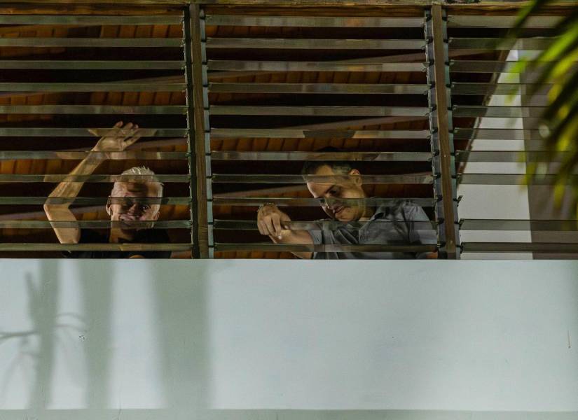 Fotografía de dos de los seis opositores venezolanos que se encuentran refugiados en la residencia oficial de la embajada de Argentina en Caracas