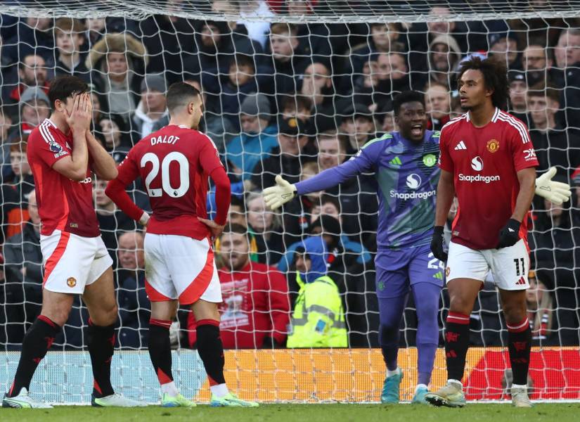 Jugadores del Manchester United lamentando la goleada.