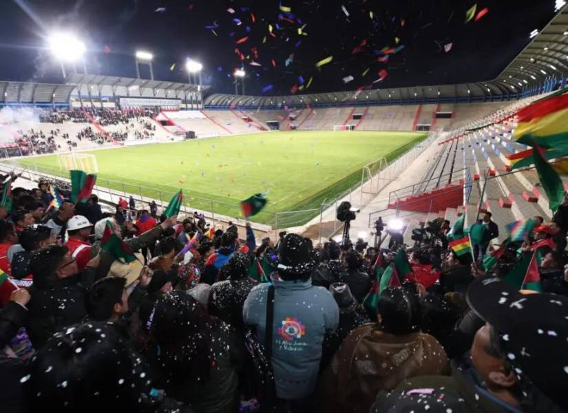 Estadio de El Alto con público.