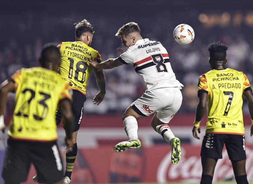 Giuliano Galoppo (d) de Sao Paulo disputa el balón con Francisco Fydriszewski de Barcelona este jueves, en un partido de la fase de grupos de la Copa Libertadores