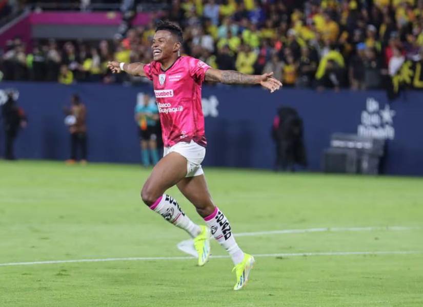 Bolaños festejando su tanto contra Barcelona SC. (Archivo)