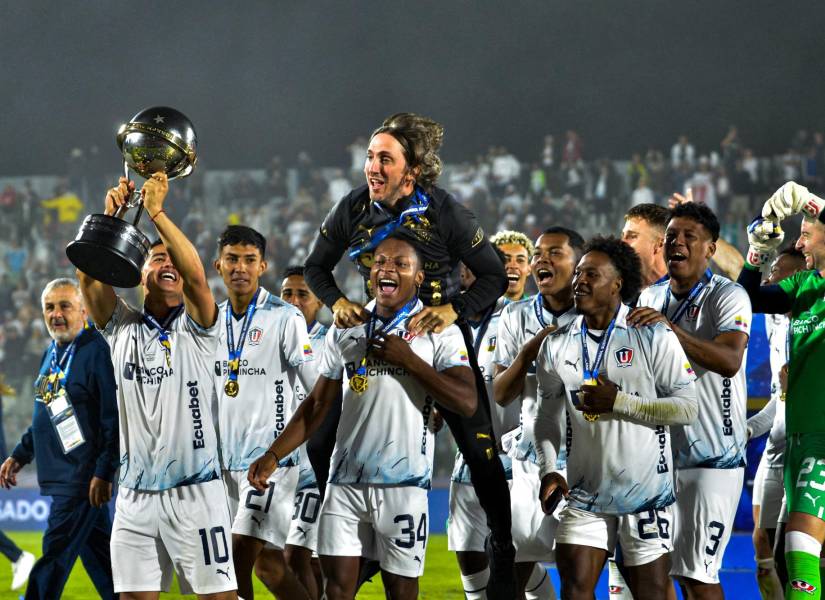 Jugadores y entrenador de Liga de Quito festejan el título de la Copa Sudamericana