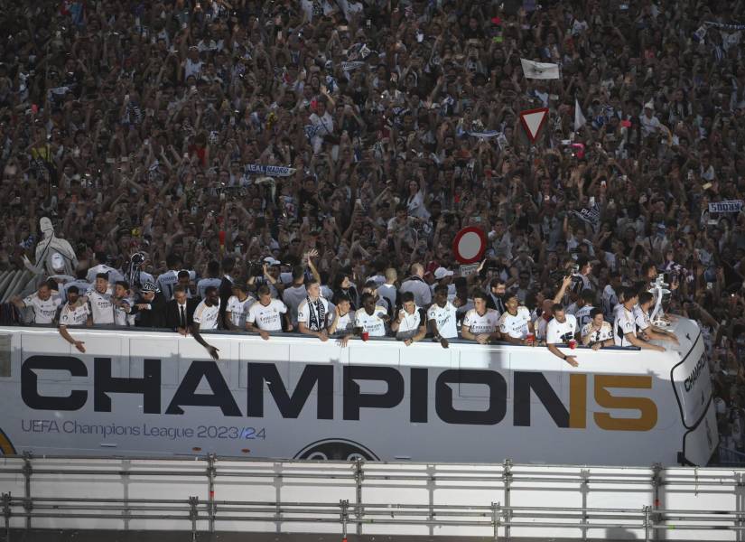 Los jugadores del Real Madrid celebran con la afición la victoria del equipo en la final de la Liga de Campeones, este domingo en la Plaza de Cibeles.