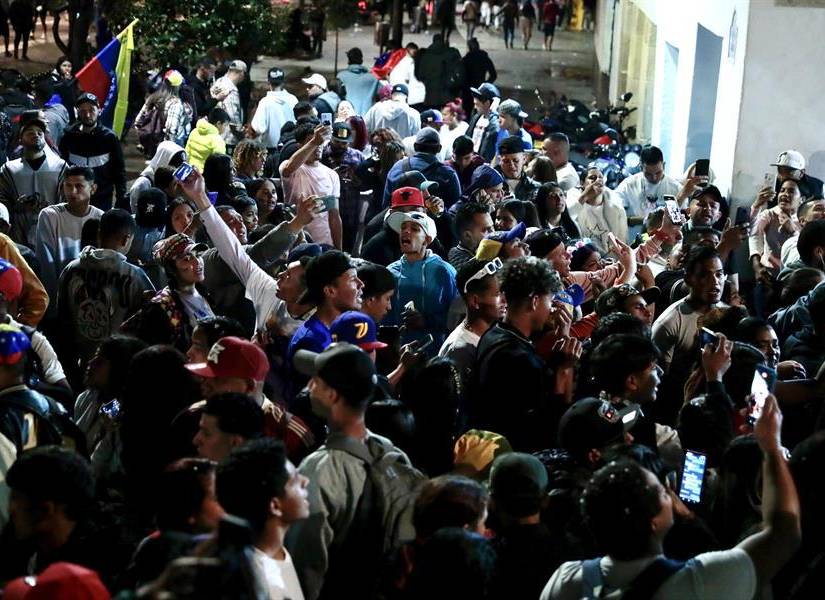 Ciudadanos venezolanos se reúnen a la espera de los resultados de las elecciones presidenciales en su país, este domingo en la Plaza de Bolívar en Bogotá (Colombia).