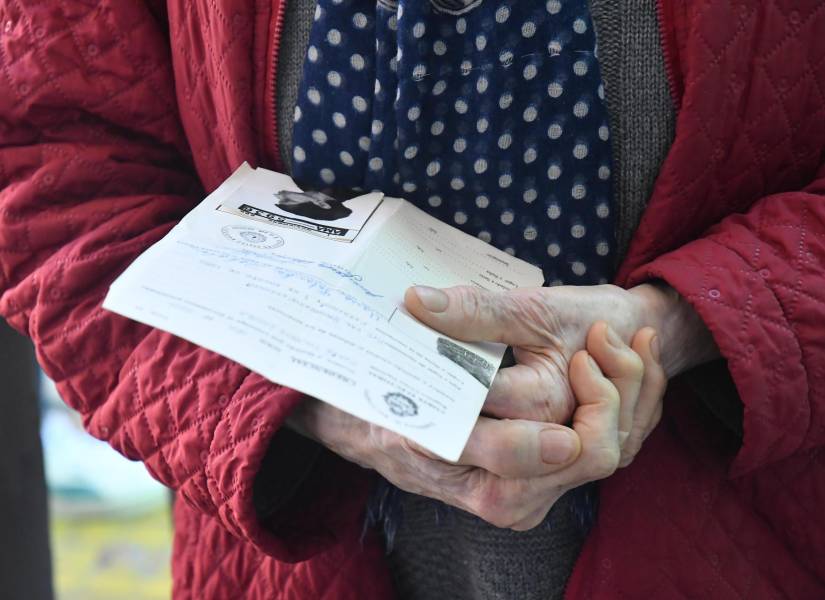 Ciudadanos acuden a las urnas.