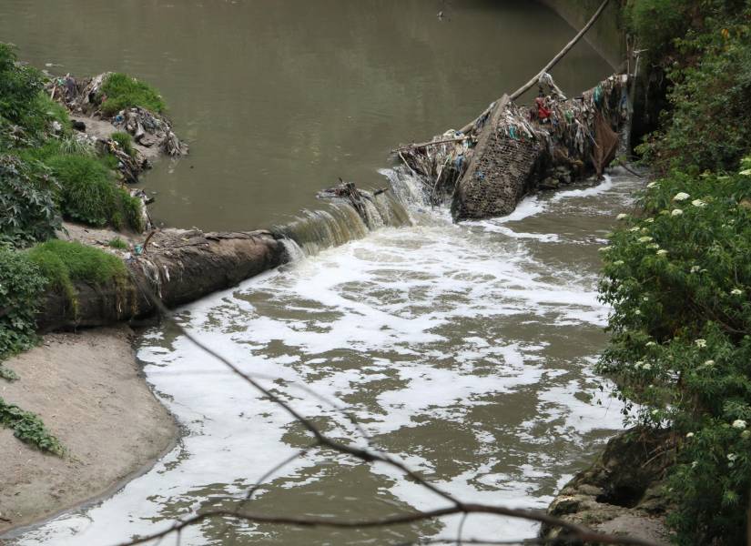 Contaminación del Río Machángara, en el sector del Recreo, Sur de Quito.