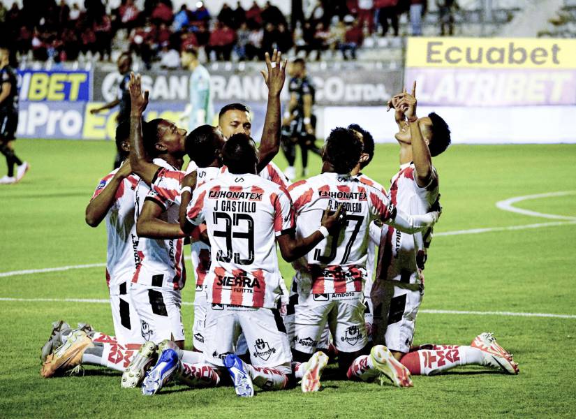 Jugadores de Técnico Universitario celebran uno de los dos goles de Diego Armas a Aucas