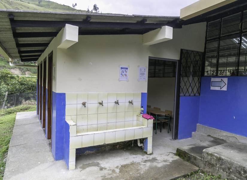 Infraestructura de una escuela ubicada en la Zona 8 de Guayas.