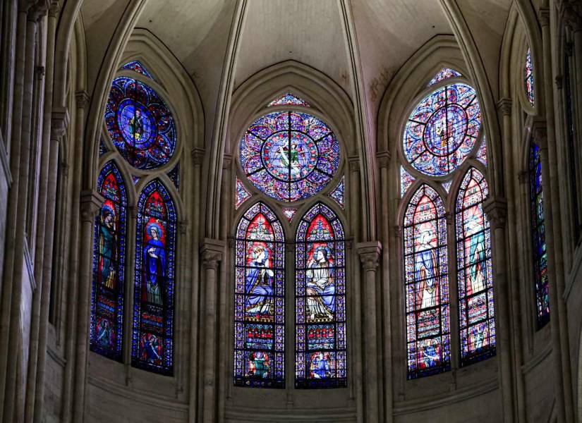 La emblemática fachada de Notre Dame, iluminada en la antesala de su reapertura al público mundial.