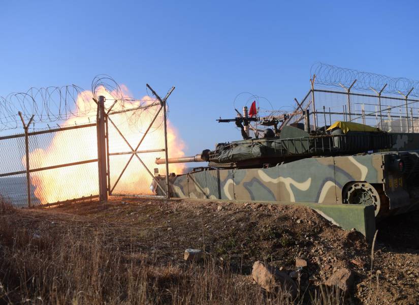 Imagen de las maniobras con fuego real del Ejercito surcoreano cedida por el Ministerio de Defensa de la República de Corea. EFE