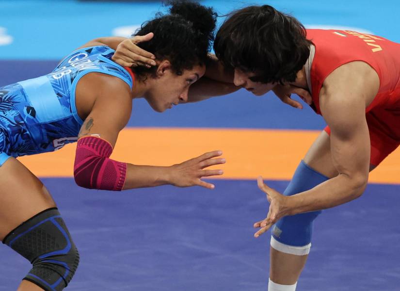 La luchadora india Vinesh Vinesh (rojo) se enfrenta a la cubana Yusneylis Guzman López en la semifinal femenina de Lucha Grecorromana de estilo libre, 50 kg