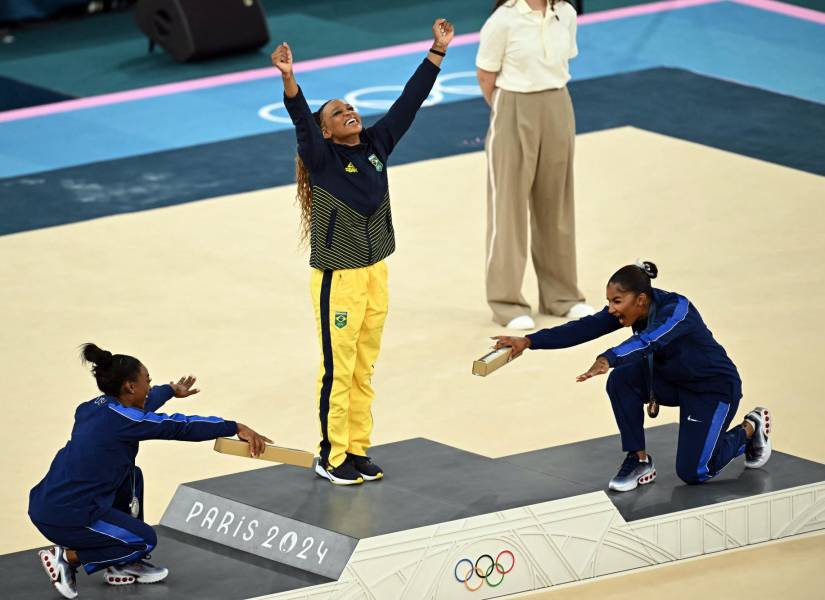 Simone Biles (i), Rebeca Andrade (c) y Jordan Chiles (d) durante la ceremonia de premiación en el podio de Paris 2024.