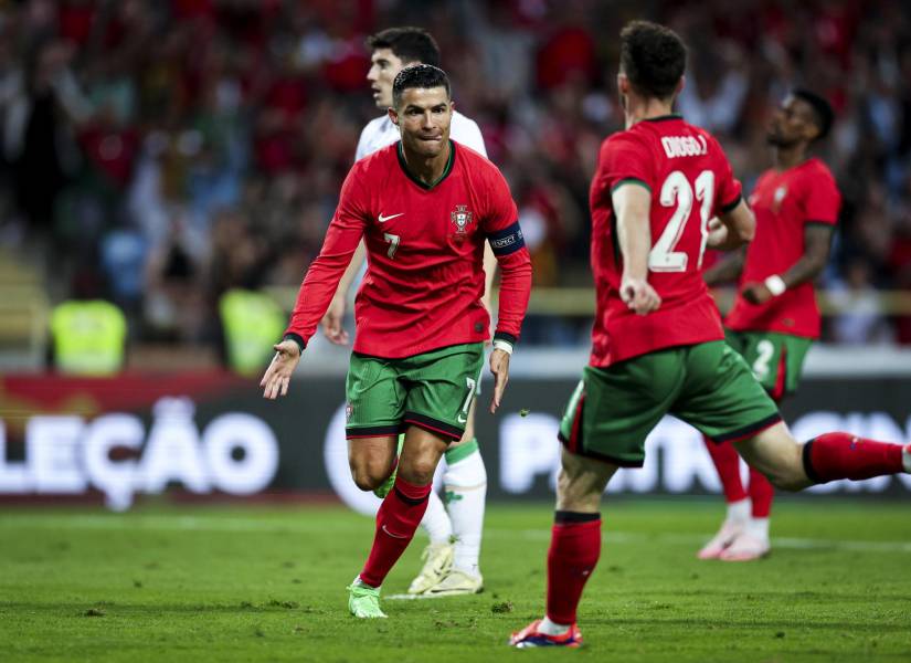 Cristiano Ronaldo celebra uno de sus dos goles anotados en el partido amistoso ante Irlanda