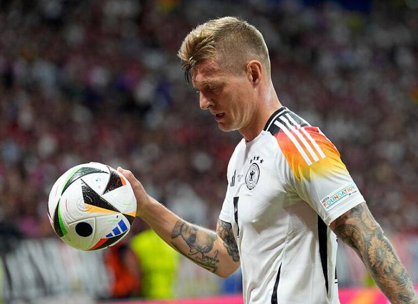 Toni Kroos en un partido con la selección de Alemania