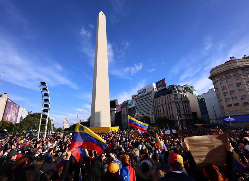 Venezolanos participan de una manifestación en rechazo a los resultados del Consejo Nacional Electoral (CNE).