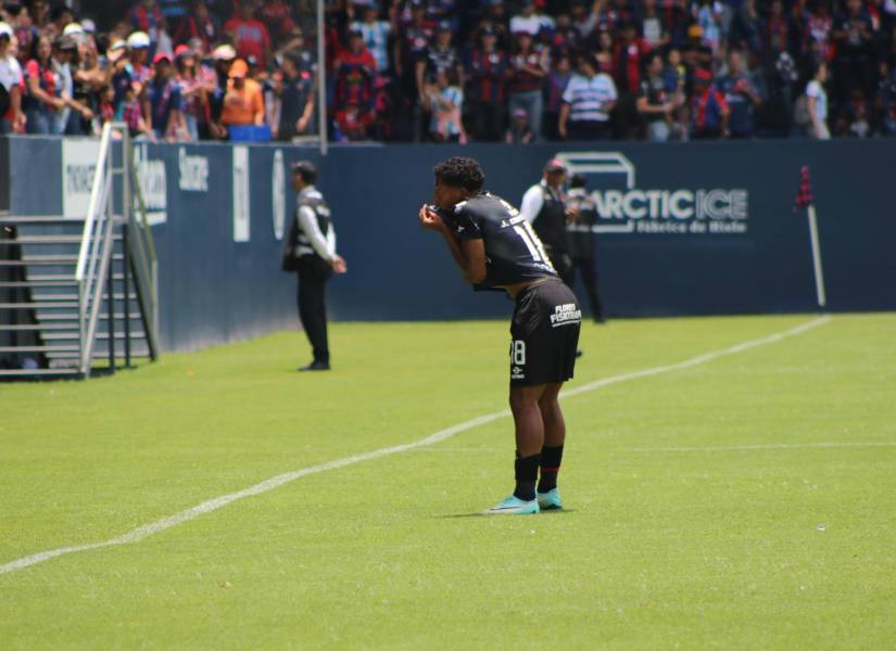 Jostin Chichande celebra su gol con el Deportivo Quito ante el Santa Elena SC