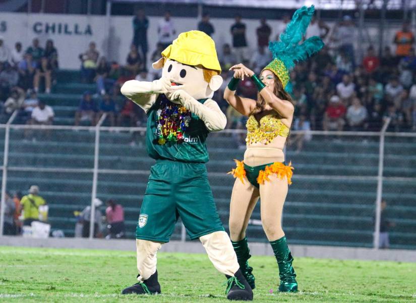 Bananerito, mascota de Orense, bailando en la previa de un partido