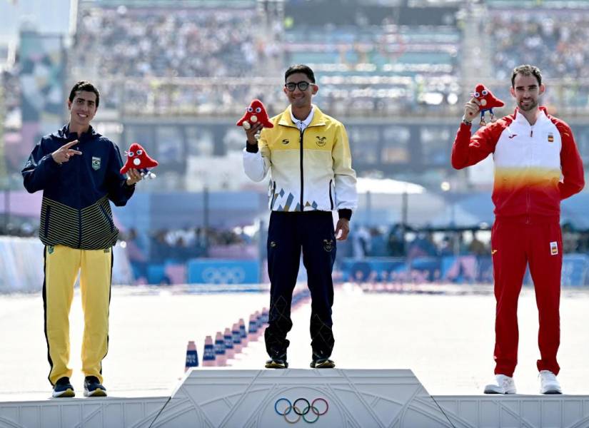 Daniel Pintado en el podido de premiación en los Juegos Olímpicos de París 2024