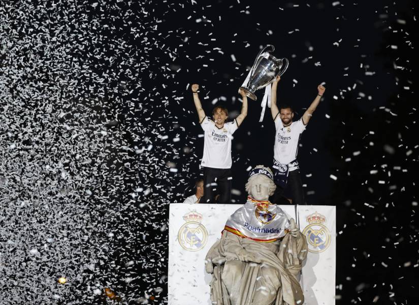 Los capitanes del Real Madrid Nacho Fernández y Luka Modric (i) levantan el trofeo este domingo a la Plaza de Cibeles donde el equipo celebra con la afición su victoria en la final de la Liga de Campeones.