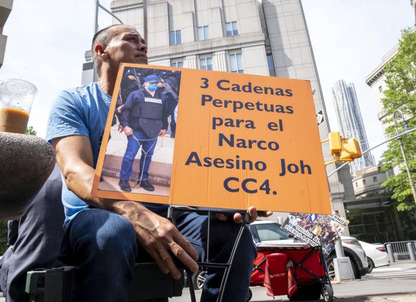 Un hombre sostiene una pancarta frente al tribunal federal de Manhattan