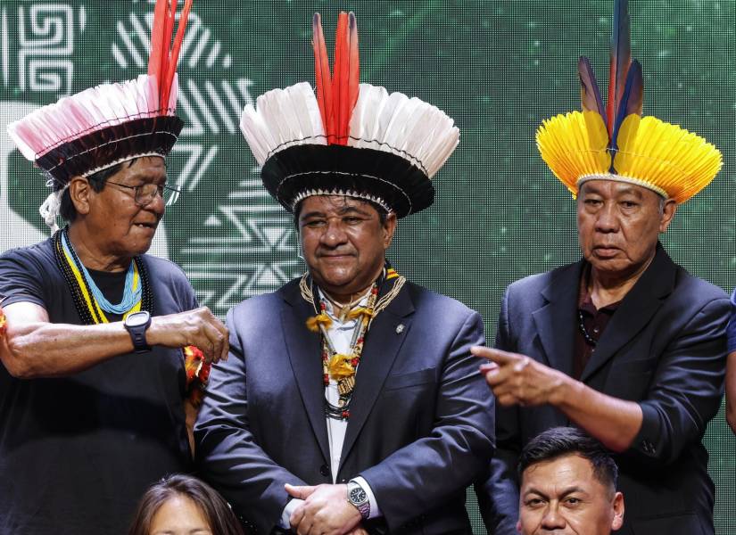 El presidente de la Confederación Brasileña de Fútbol (CBF) Ednaldo Rodrigues (c), participa durante el sorteo de la primera Copa de Fútbol de los Pueblos Indígenas.