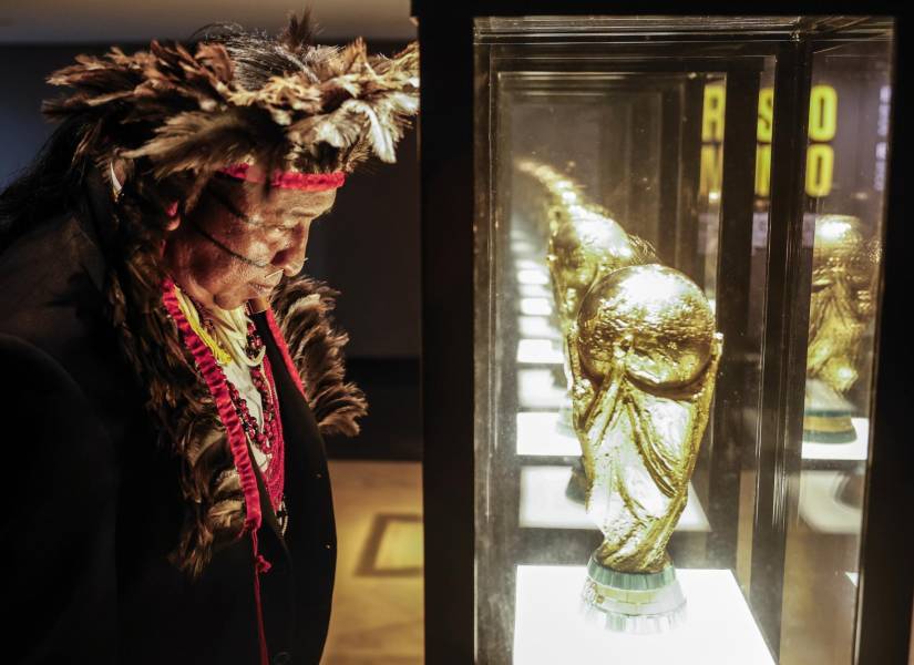 Un líder indígena observa un trofeo de la Copa Mundo en el Museo del Fútbol después del sorteo de la primera Copa de Fútbol de los Pueblos Indígenas.