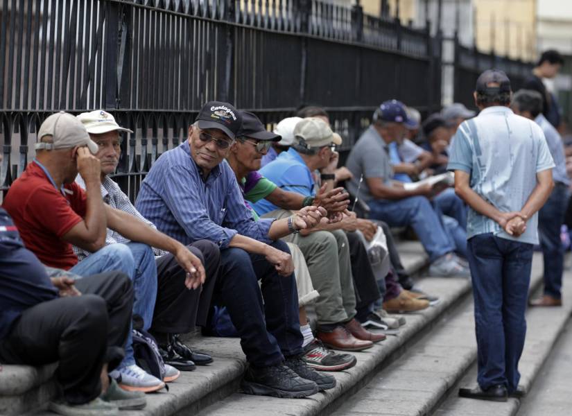 Ciudadanos hondureños descansan en una calle este miércoles en Tegucigalpa (Honduras).