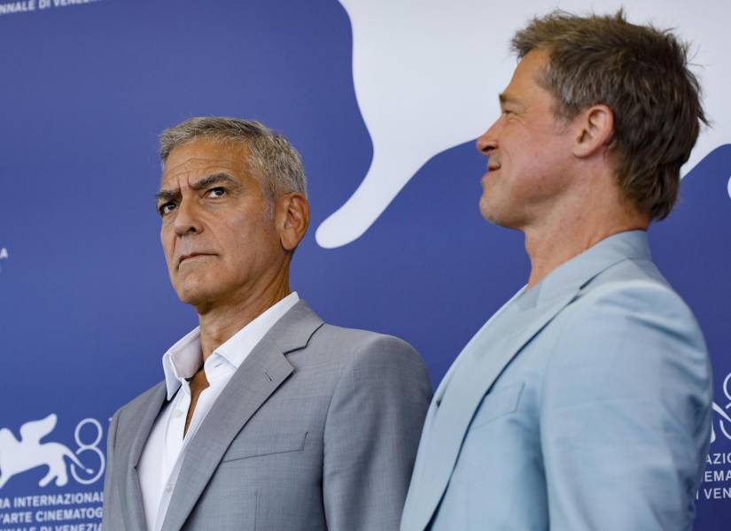 Los actores estadounidenses George Clooney (izq.) y Brad Pitt posan en el photocall de 'Wolfs' en el 81º Festival Internacional de Cine de Venecia, en Venecia, Italia, el 01 de septiembre de 2024.