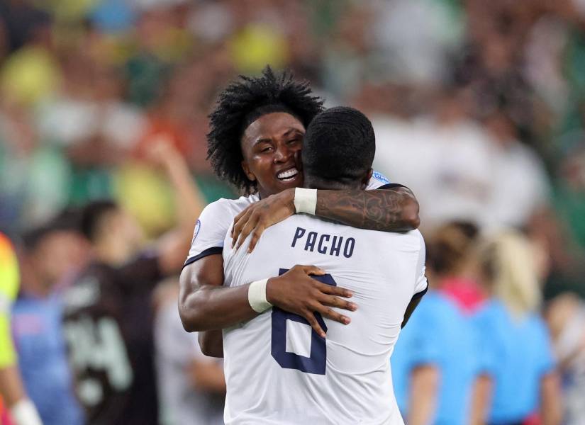 Ángelo Preciado y Willian Pacho celebraron la clasificación de Ecuador a los cuartos de final de la Copa América.