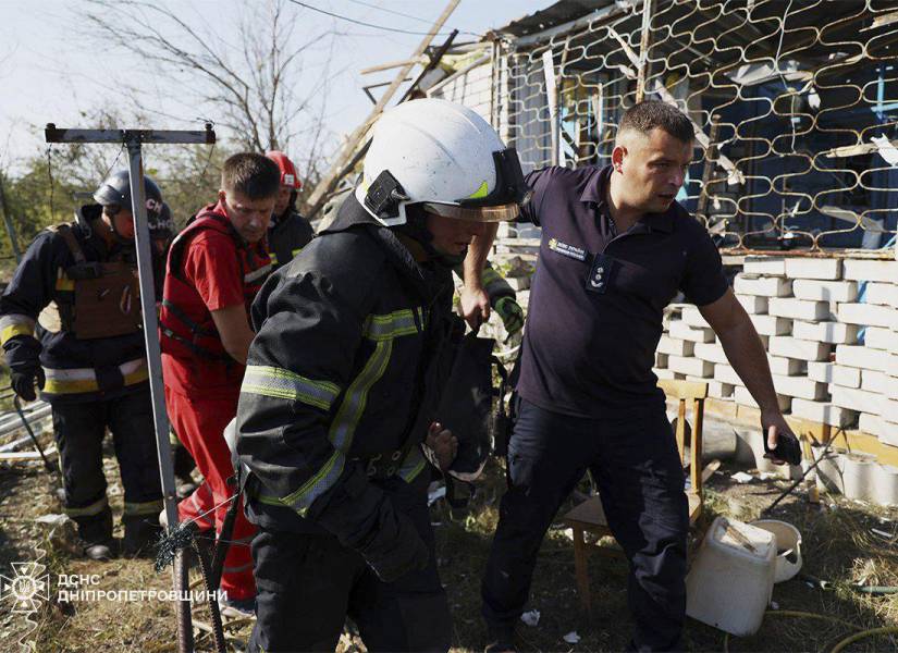 Equipos de rescate trabajan en el lugar donde cayó un proyectil ruso este lunes.