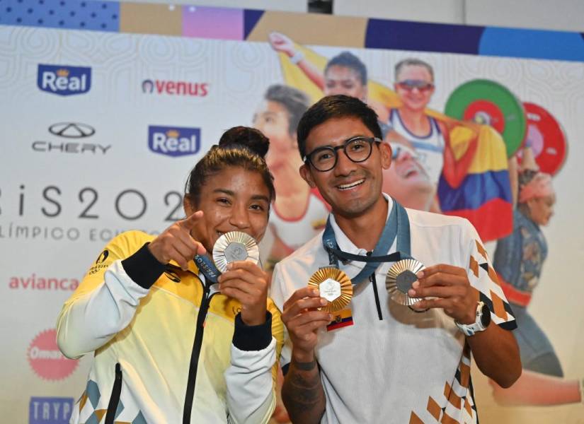 Lucía Yépez y Daniel Pintado enseñan sus medallas ganadas en los Juegos Olímpicos de París 2024