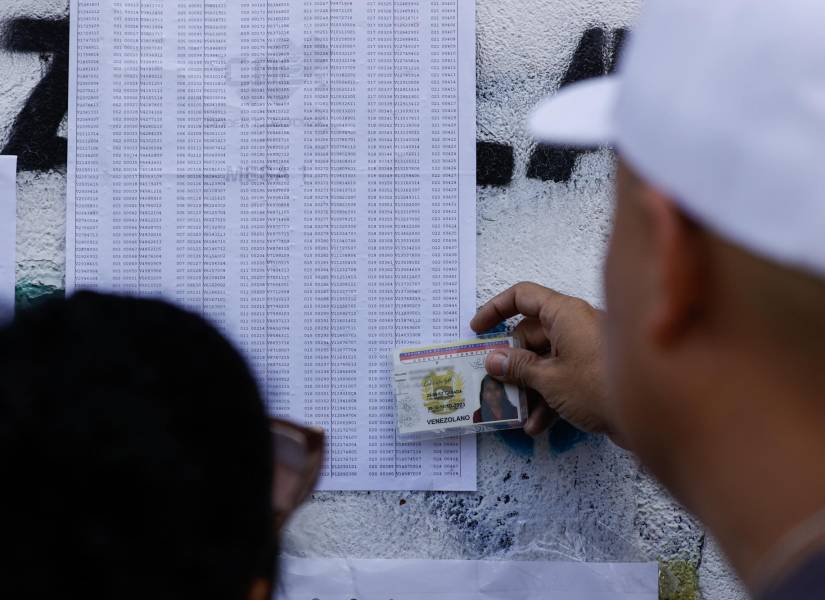 Un ciudadano venezolano busca su mesa de votación durante la jornada de elecciones presidenciales.