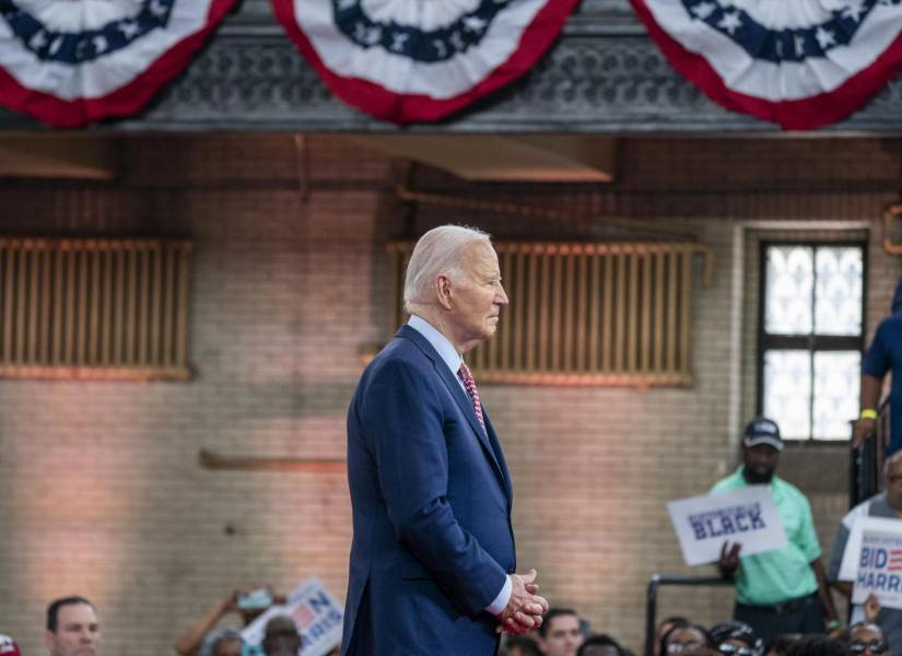 Joe Biden, observa mientras la vicepresidenta, Kamala Harris, pronuncia un discurso durante un mitin de campaña