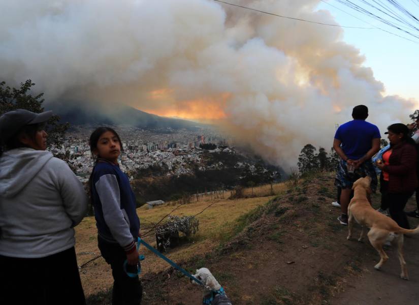 Personas observando el incendio en el sector de Guápulo en Quito