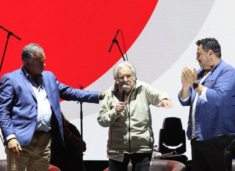 El expresidente uruguayo José 'Pepe' Mujica (c) habla junto al candidato a la presidencia por la coalición izquierdas Frente Amplio, Yamandú Orsi (i), y del jefe de su campaña, Alejandro Sánchez, este sábado en Montevideo (Uruguay).